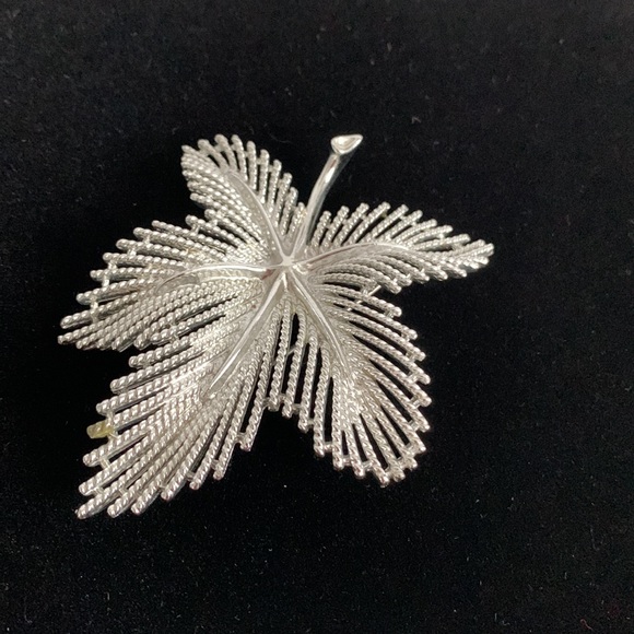 Sarah Coventry Maple Leaf Brooch Pin Textured Silver Tone 2 7/8” Nice Weight - Picture 3 of 12
